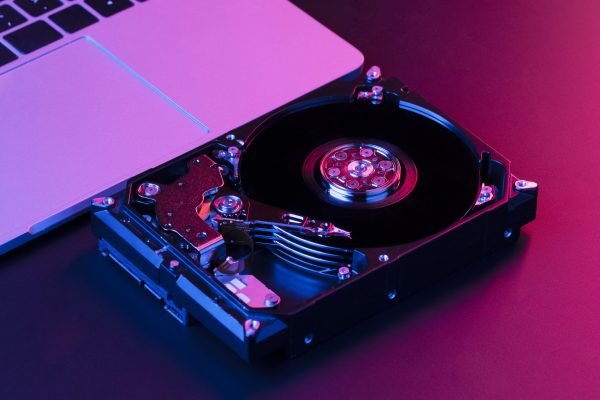 arranjo-de-laptop-e-disco-rigido-de-alto-angulo